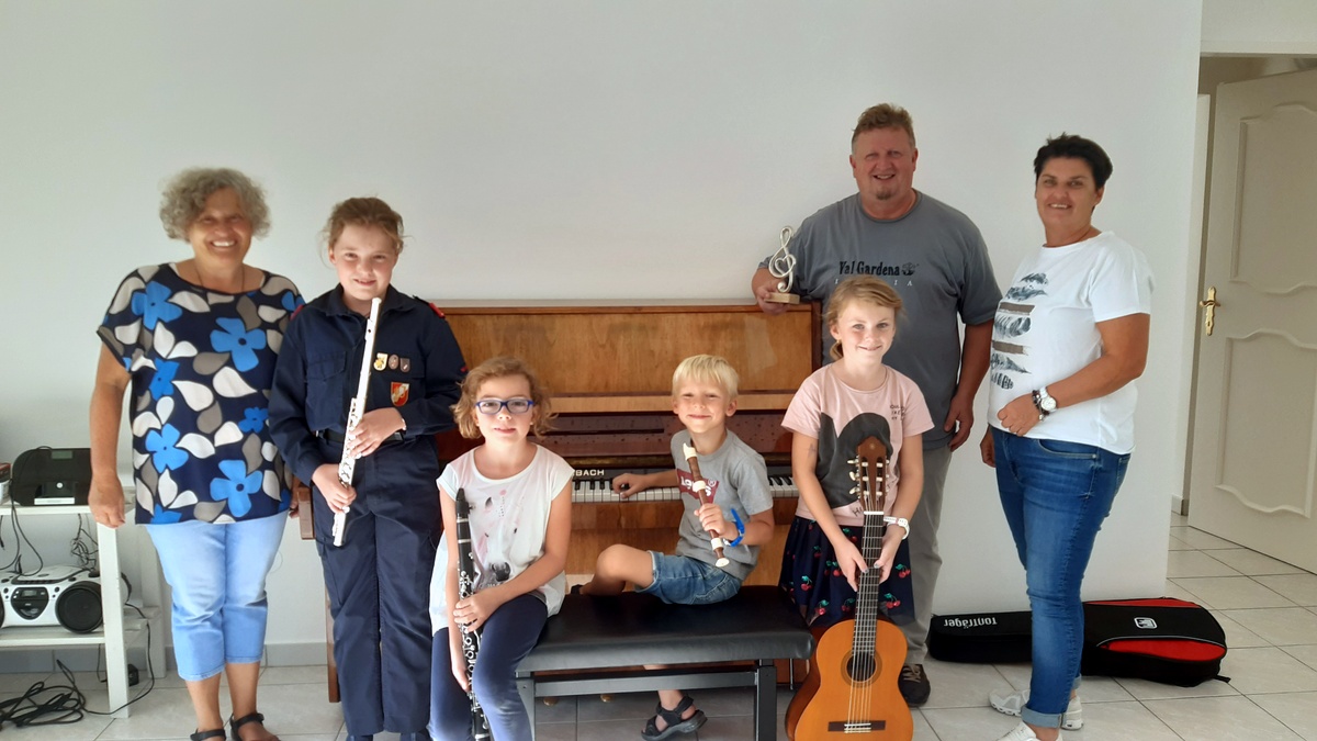 Silberner Violinschlüssel vom Elternverein für Gemeinde Walpersbach für neue Räumlichkeiten