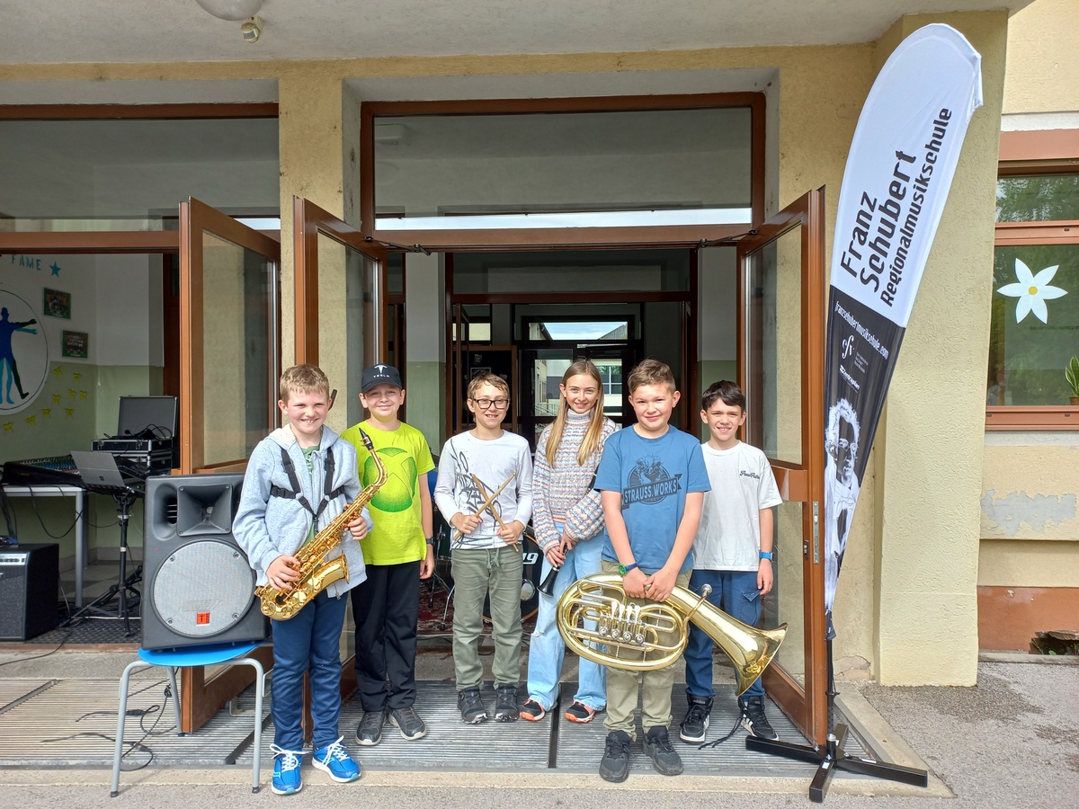 Gleich drei Bands und  die TänzerInnen rockten den Pittener Abendlauf“